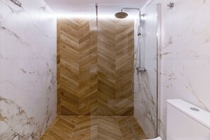 Douche, séchoir à cheveux, serviettes fournies, savon
