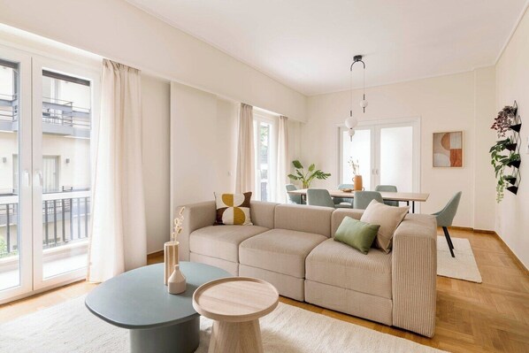 Smart TV, books - Central Downtown Living (Athina)