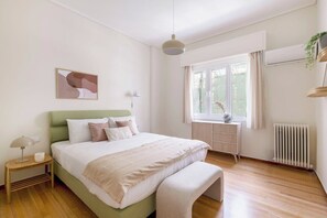 3 bedrooms, desk, iron/ironing board, free WiFi - Central Downtown Living (Athina)