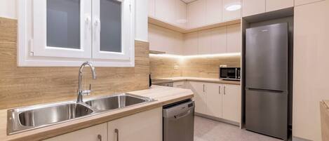 Køleskab, mikrobølgeovn, ovn, kogeplade