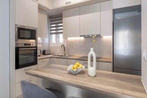 Kühlschrank, Mikrowelle, Ofen, Herdplatte