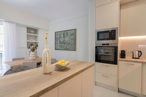 Réfrigérateur, four à micro-ondes, un four, surface de cuisson