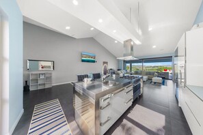 Kylskåp, mikrovågsugn, ugn och spishäll