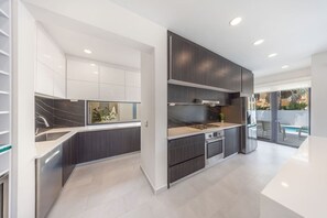 Kühlschrank, Mikrowelle, Ofen, Herdplatte