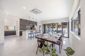 Dining - LUX 4BR/3BA Villa w/Pool at Malmokweg 48 by Bocobay (Noord)