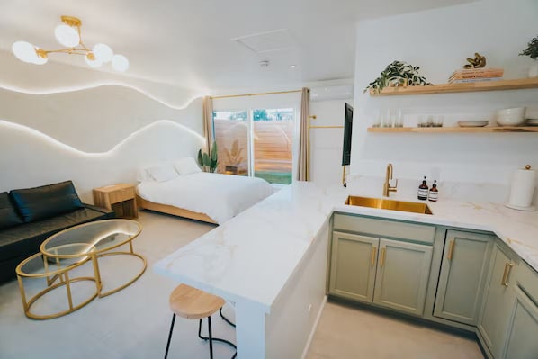 5 bedrooms, iron/ironing board, free WiFi, bed sheets