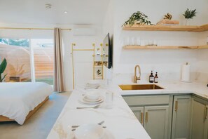 5 bedrooms, iron/ironing board, free WiFi, bed sheets