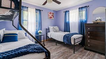 3 slaapkamers, een bureau, een strijkplank/strijkijzer, reisbedje