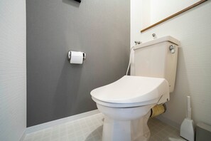 Combined shower/bathtub, hair dryer, slippers, bidet - E-US NAEBO601 (Sapporo)