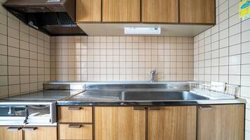 Refrigerador con freezer, microondas, placa de cocina, tostadora