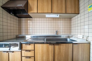 Full-sized fridge, microwave, stovetop, toaster