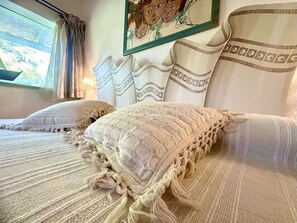 3 quartos, ferros/tábuas de passar roupa, berço de viagem