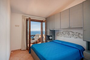 2 bedrooms, travel crib