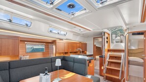 Un interior moderno con comedor, cocina y una zona de estar acogedora.