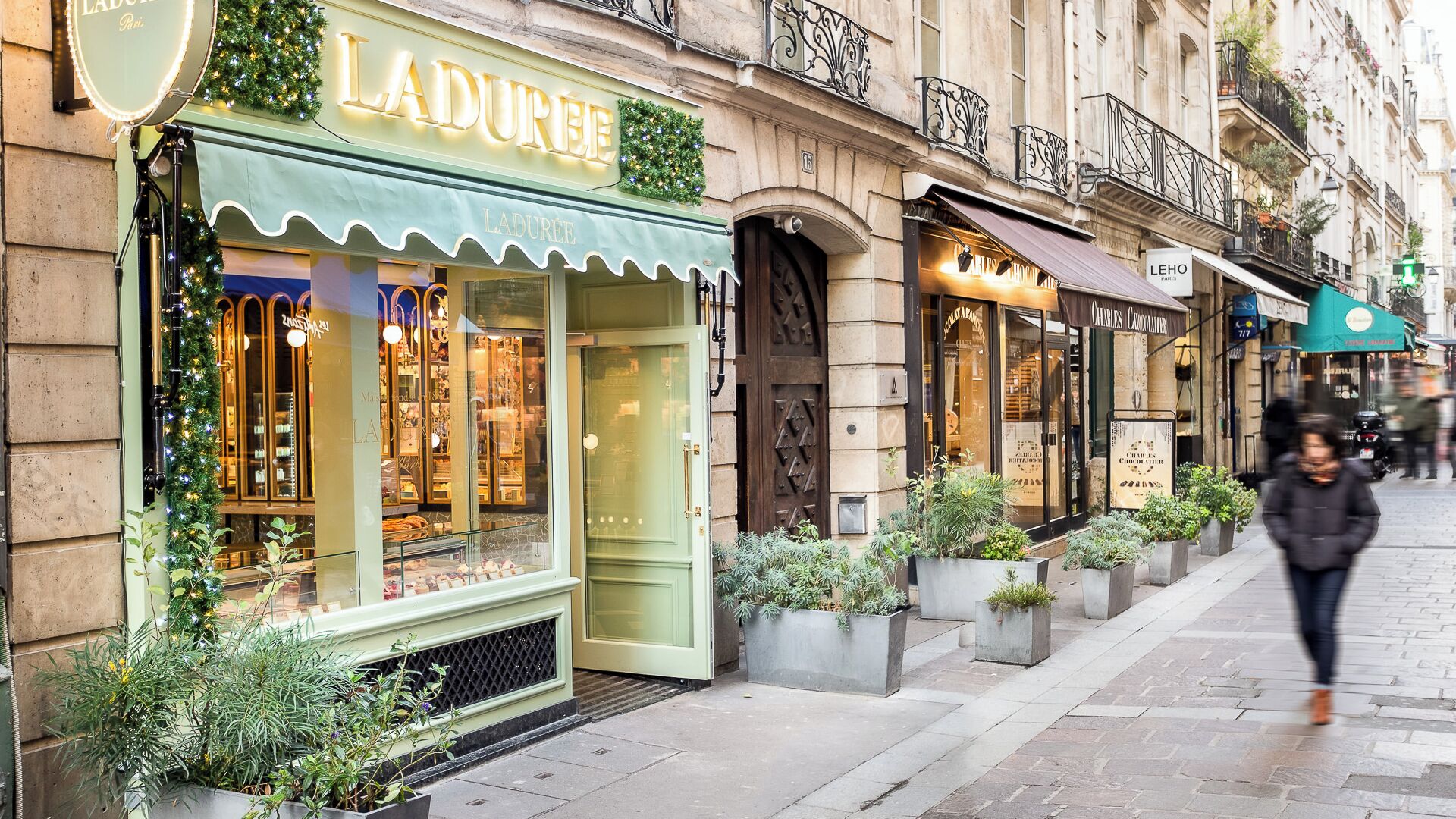 Liikkeen edessä on vihreä markiisi ja kyltissä lukee: »LADURÉE Paris».