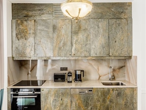 Apartamento, vista para a cidade | Cozinha privada | Cadeirão de bebê
