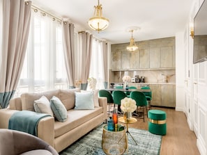 Apartamento, vista para a cidade | Área de estar