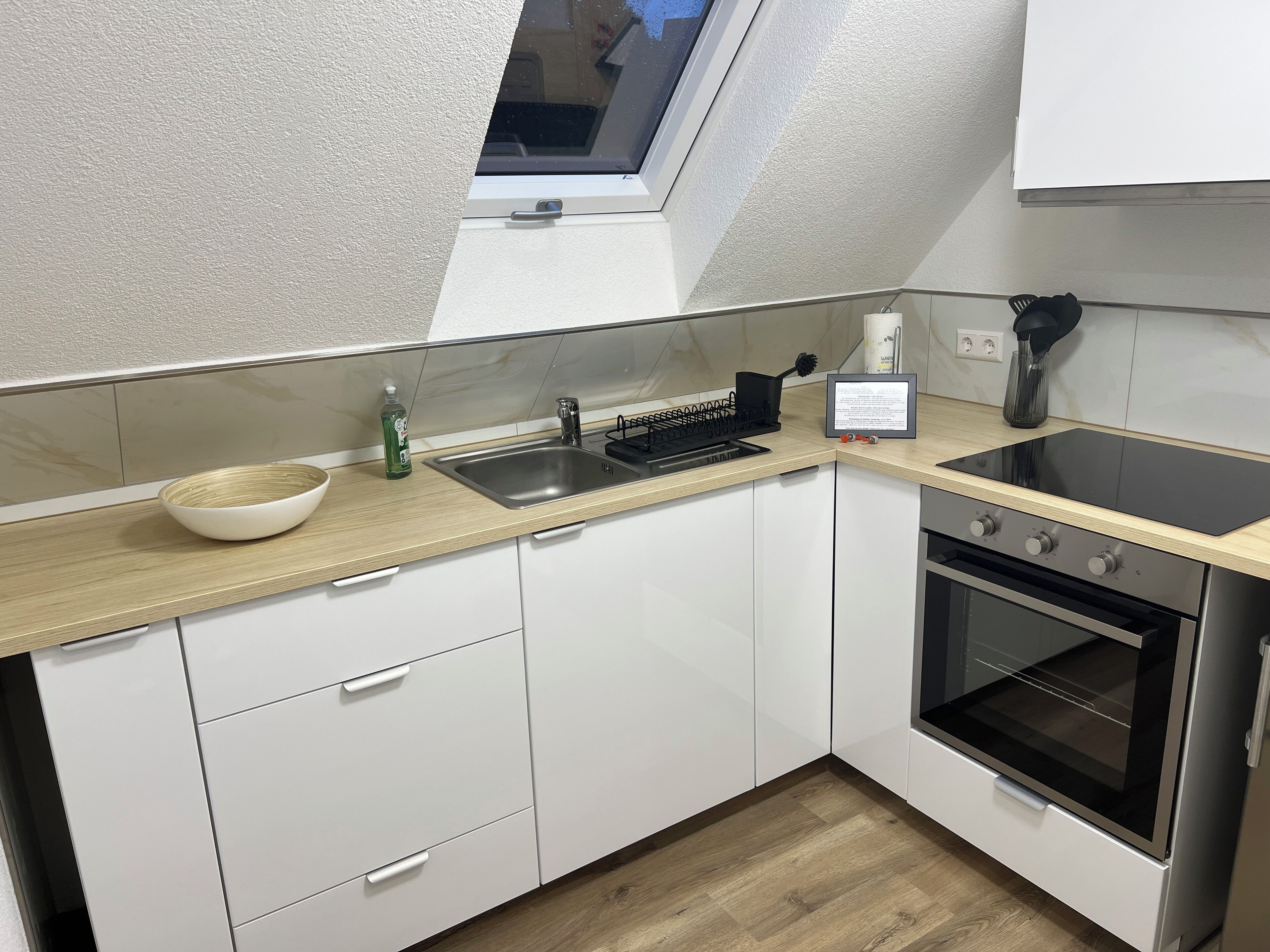 Refrigerador, horno, parrilla de estufa y cafetera y tetera 