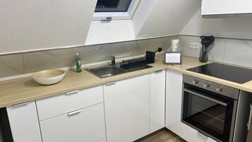 Geladeira, fogão, cooktop, cafeteira/chaleira