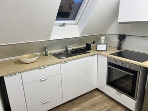 Refrigerador, horno, parrilla de estufa y cafetera y tetera