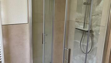 Bruser, hårtørrer, håndklæder, Sæbe