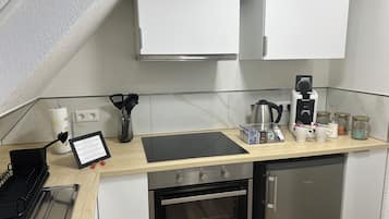 Fridge, oven, stovetop, coffee/tea maker