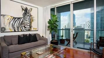 Televisión y chimenea