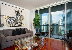 Televisión y chimenea