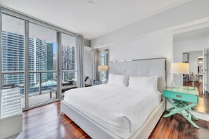 Skrivebord, strykejern/-brett og wi-fi