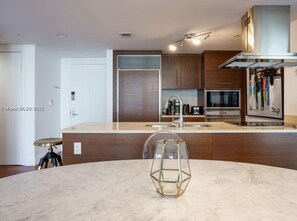 Lavavajillas, tostadora, licuadora, utensilios de cocina