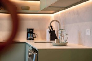 Micro-ondas, cafeteira/chaleira, talheres/pratos/utensílios de cozinha