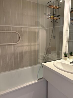 Douche, sèche-cheveux
