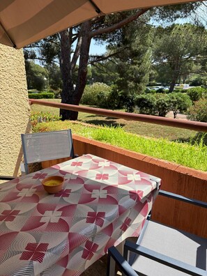 Outdoor dining - St Cyprien Comfort by the Green Swimming Pool (Saint-Cyprien)