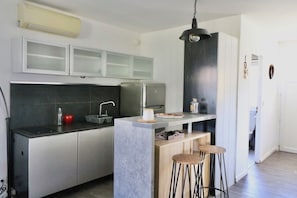 Apartment, Air conditioning, Courtyard View | Living area | 80-cm flat-screen TV with digital channels - GÎTES TERRA DI A BRAVONA (Linguizzetta)