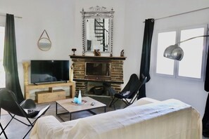 Huoneisto, ilmastointi, näköala pihalle | Oleskelualue | 80–senttinen taulutelevisio, jossa digitaalikanavat