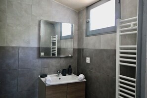 Apartment | Bathroom - GÎTES TERRA DI A BRAVONA (Linguizzetta)
