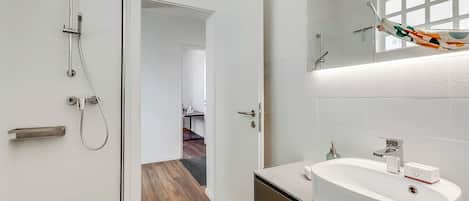 Appartement Standard, plusieurs chambres (Elegant Apartment) | Salle de bain | Douche, séchoir à cheveux, serviettes fournies, savon