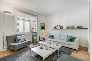 Appartement Standard, 1 chambre (Elegant Apartment) | Coin séjour | TV connectée de 21 pouces avec chaînes par câble