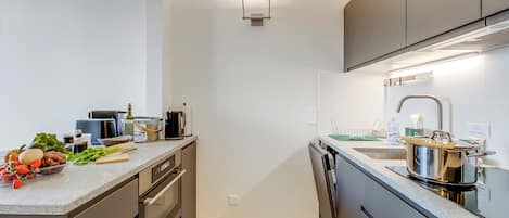 Réfrigérateur, micro-ondes, four, plaque de cuisson