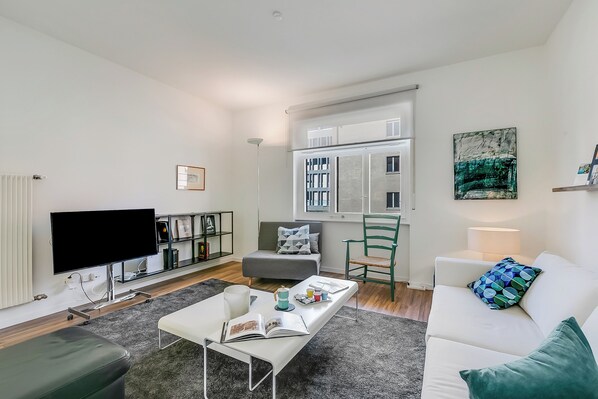Standardlejlighed - 1 soveværelse (Elegant Apartment) | Opholdsområde | 21-tommers smart-tv med kabelkanaler