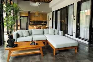 Deluxe-villa - 3 soveværelser - udsigt til pool | Opholdsområde | 100-tommers smart-tv med digitale kanaler