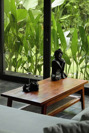 Villa Deluxe, 3 chambres, vue piscine | Coin séjour | TV connectée de 100 pouces avec chaînes numériques