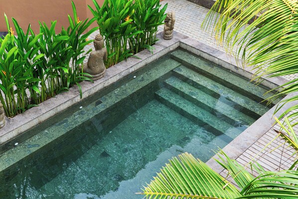 Piscina externa, espreguiçadeiras