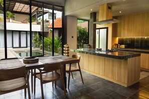 Deluxe-Villa, 3 Schlafzimmer, Poolblick | Eigene Küche | Wasserkocher