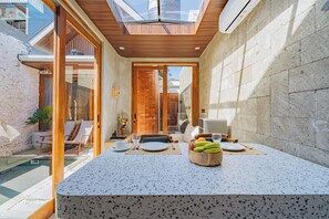 Exclusieve villa | Dineren in de kamer