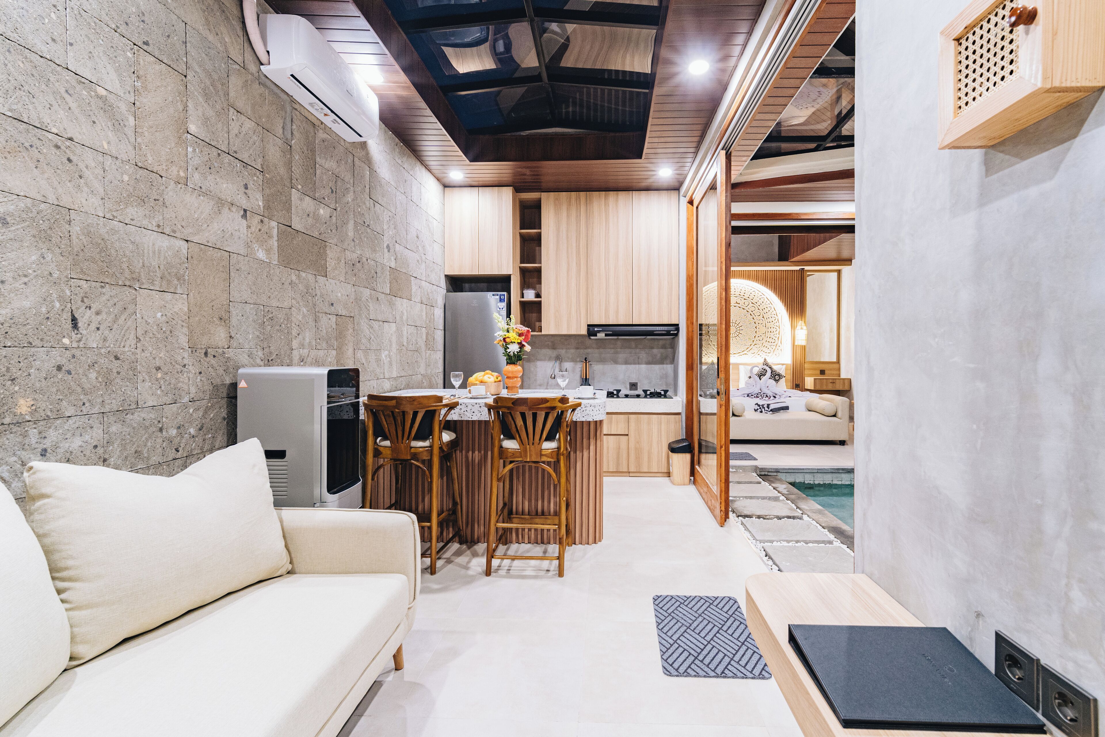 Vila Eksklusif | Dapur pribadi | Lemari es besar, microwave, kompor, dan peralatan masak/sendok-piring