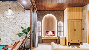 Un spa moderno con pared de piedra, muebles de madera, chimenea y piscina.