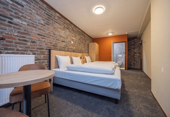 1 habitación, tabla de planchar con plancha, wifi gratis y ropa de cama 