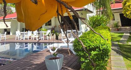 Emma's Self-catering Villa : 3-ensuite bedrooms, pool, garden & nearby beaches.