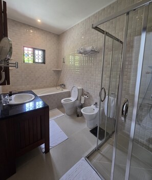 Douche, sèche-cheveux, bidet, serviettes fournies